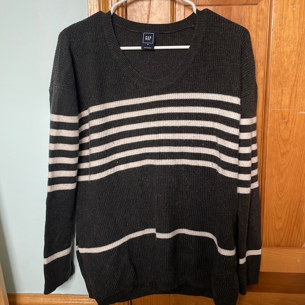 GAP size M grey and white striped sweater